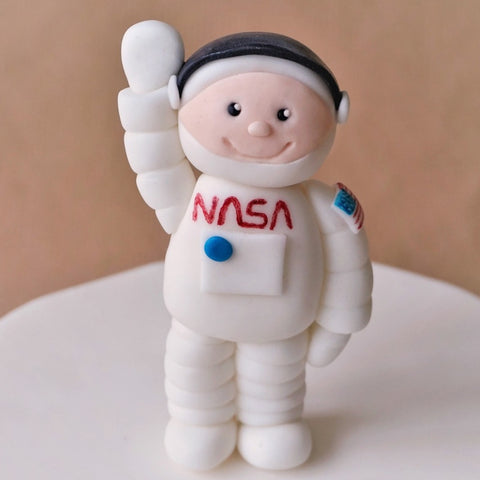 Fondant astronaut cake topper