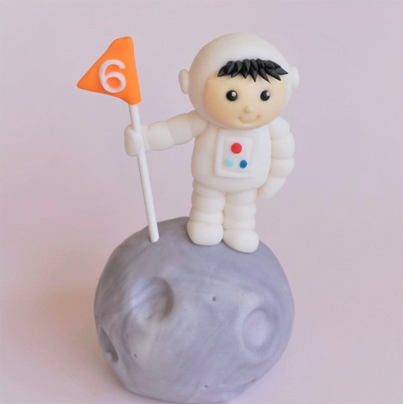 Figurica za torto - astronavt na luni